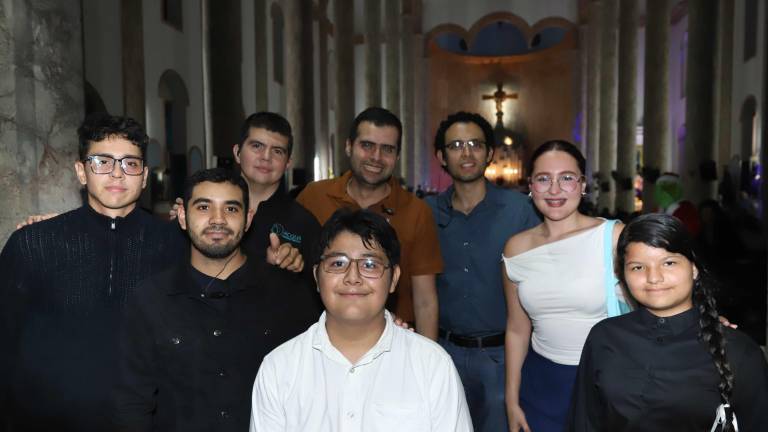 Edwin Sosa, Mario Muñoz, Jorge Villa, Aarón Acosta, y Mariana Cabanillas. Al frente, Roberto Mendoza, Luis Ángel Castro y Camila Hernández.