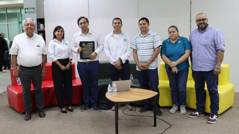 Científico Cristhian Valerio presenta conferencia sobre aceleradores de partículas a estudiantes universitarios y de bachillerato