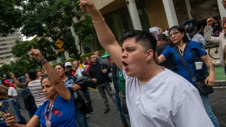 Trabajadores activos y jubilados del IMSS realizaron bloqueos en distintos puntos del País para rechazar el acuerdo salarial 2026-2027 y exigir cambios en la dirigencia sindical.