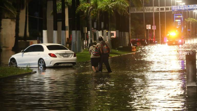Aún no viene lo peor de ‘Pamela’ y la Zona Dorada en Mazatlán ya está inundada