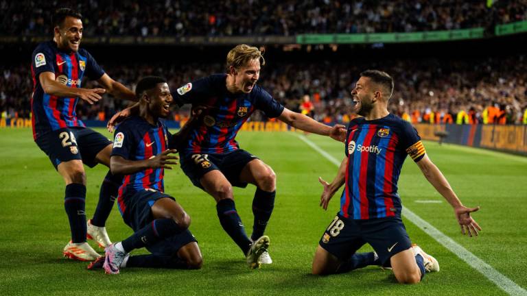 Jordi Alba celebra con sus compañeros el gol que sentenció el triunfo del Barcelona.
