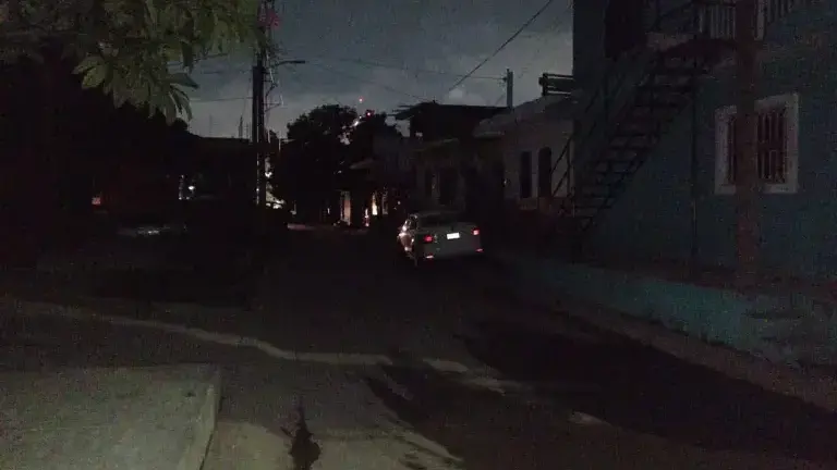 Los habitantes hacen un llamado a las autoridades competentes y a la Comisión Federal de Electricidad para que se revisen las condiciones de la infraestructura eléctrica.