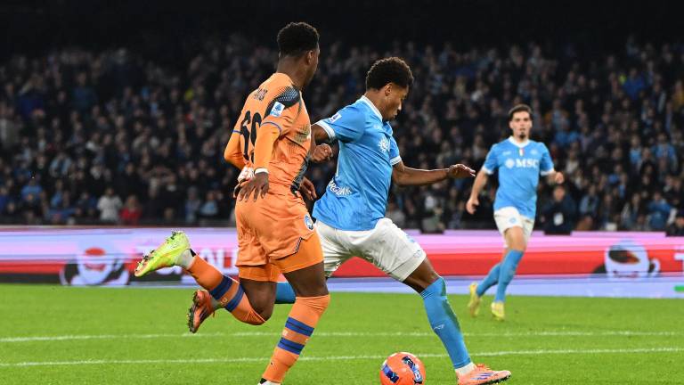 David Neres marca doblete.