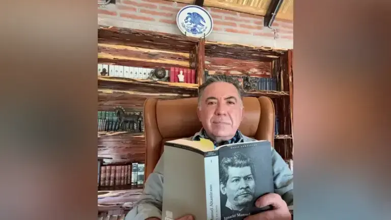 El morenista compartió una fotografía tomada, según dijo, desde la biblioteca de su casa en Badiraguato.
