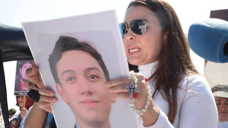 Brenda Valenzuela Gil, madre de Carlos Emilio, exigió a la Fiscalía avances en la búsqueda de su hijo desaparecido en Mazatlán desde el 5 de octubre.