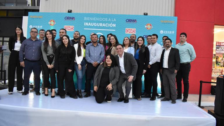 Integrantes de Grupo SK Studio y Grupo RC Inmobiliaria inauguran la nueva Plaza Paseo Oasis.