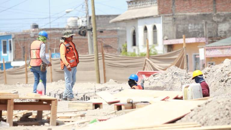 Trabajadores del ramo de la construcción no han parado sus labores pese a altas temperaturas que se han presentado en Mazatlán.