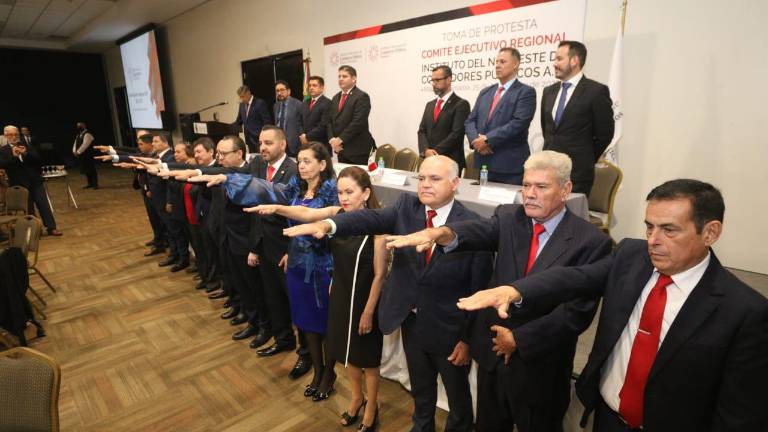 Rinden protesta miembros del Consejo Directivo del Colegio de Contados Públicos del Noroeste.