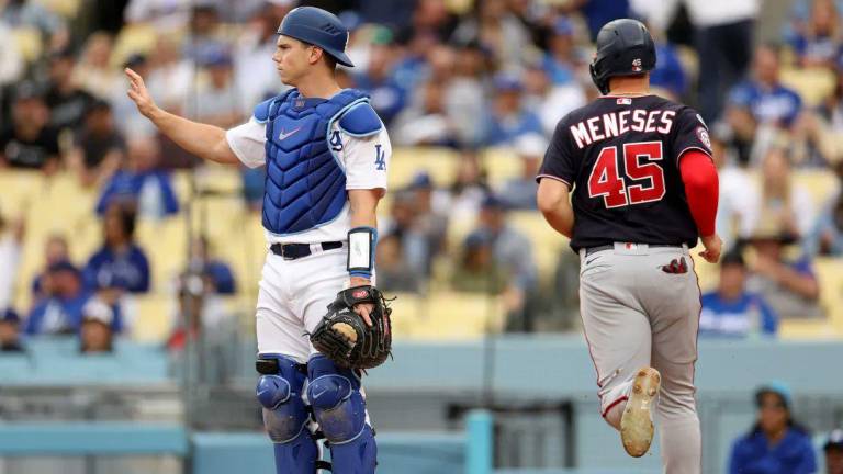Joey Meneses con tercia de hits ante los Dodgers