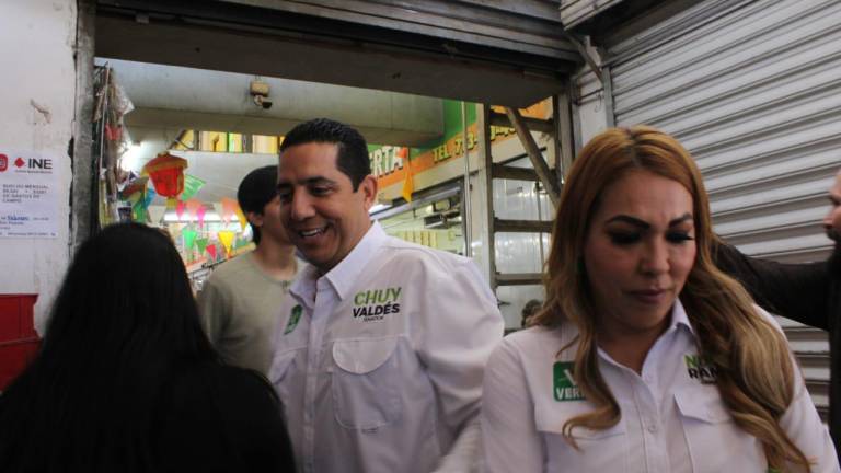 Los candidatos al Senado por el Partido Verde recorren las instalaciones del Mercado Garmendia en Culiacán.