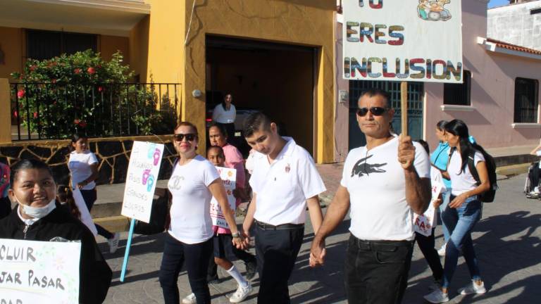 Hugo y sus padres participan en la marcha conmemorativa del Día Mundial de las Personas con Discapacidad.