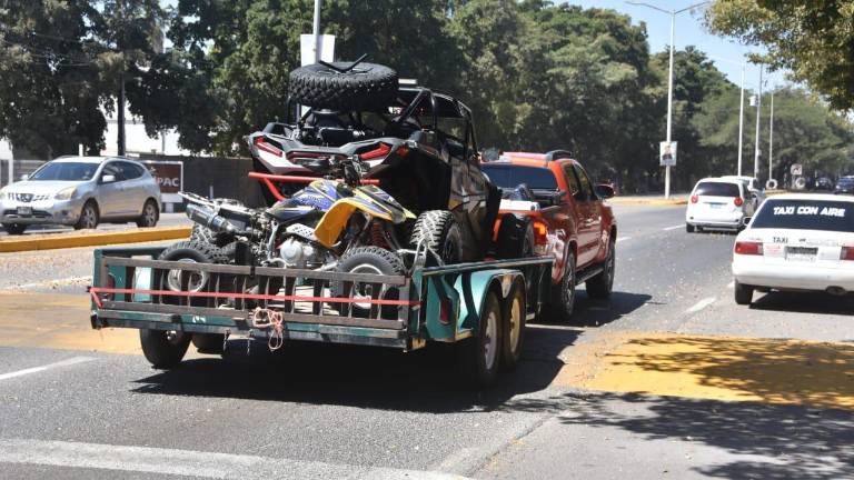 Algunas familias emprenden el viaje hacia alguno de los balnearios y playas cercanos a Culiacán.