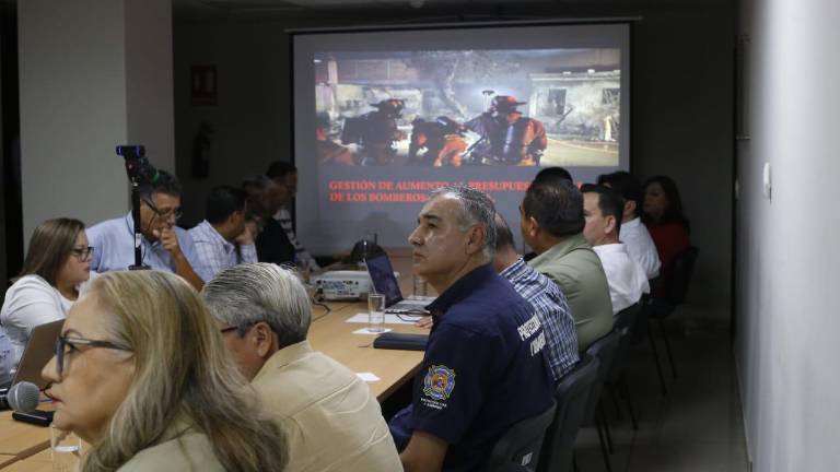 Reunión de agrupaciones de bomberos de Sinaloa con el Congreso del Estado para solicitar incremento en la asignación de recursos.