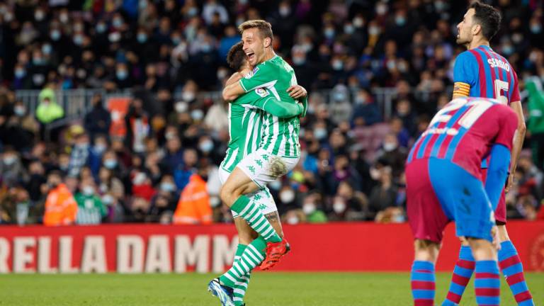 Guardado y el Betis toman por asalto el Camp Nou y hunden al Barcelona