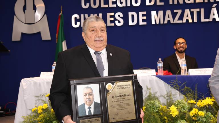 Manuel Bernal Morales recibe el Premio Anual de Ingeniería 2026 “Ingeniero Humberto Romero y Navarro”.