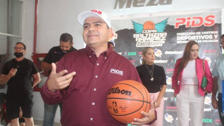David Vargas Rodríguez con el balón autografiado por Juan Toscano.