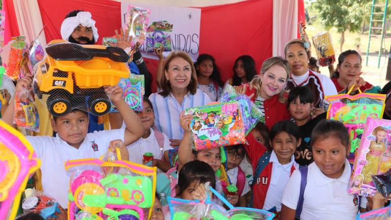 Niños y niñas recibieron juguetes de parte del DIF.