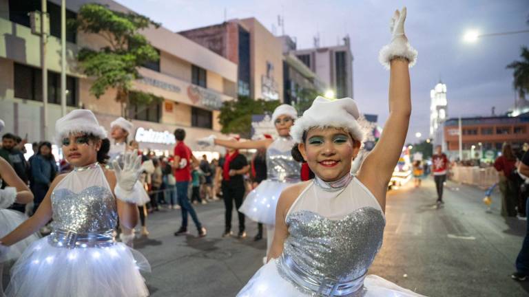 Carros alegóricos y comparsas iluminarán la avenida Obregón durante el Desfile Navideño de Culiacán 2025.