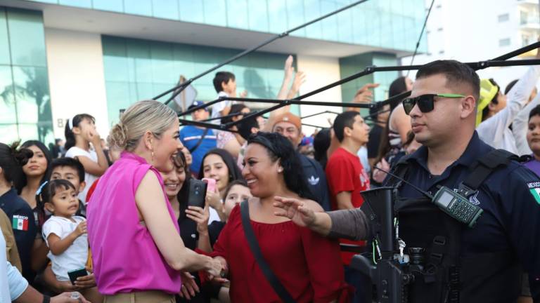 La Alcaldesa de Mazatlán Estrella Palacios Domínguez durante el domingo al arribar al primer desfile del Carnaval de Mazatlán.