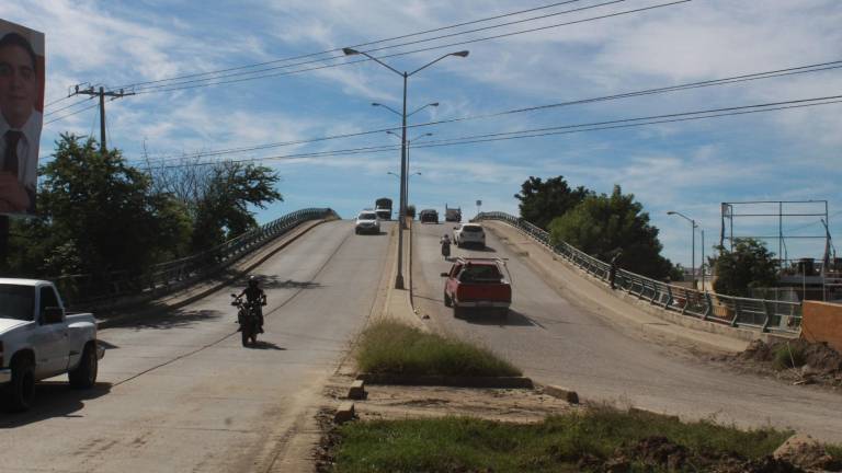 El paso vehicular por el puente de Prados del Sol ya se restableció al 100 por ciento, informa el Gobierno municipal.