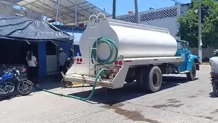 Reanudan el reparto de agua en pipas para 16 municipios de Sinaloa tras cuatro días de suspensión.
