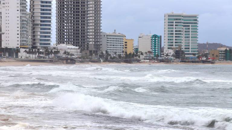 El mar de fondo incrementa el peligro para quienes ingresan al mar, ya que genera corrientes más fuertes y olas con mayor energía.