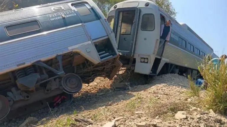 Nueve integrantes de la tripulación y 241 pasajeros viajban a bordo de dos locomotoras y cuatro vagones cuando se dio el accidente ferroviario.