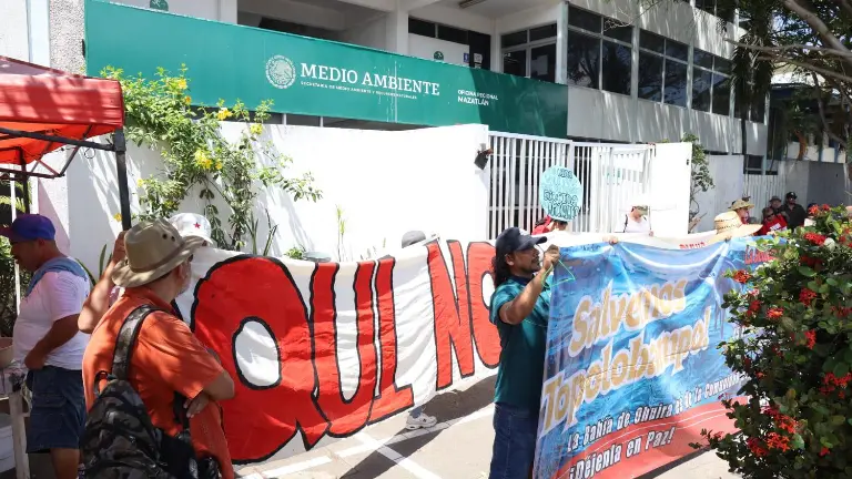 Protesta en las instalaciones de la Semarnat en Mazatlán contra el proyecto de la planta de amoniaco en la Bahía de Ohuira.