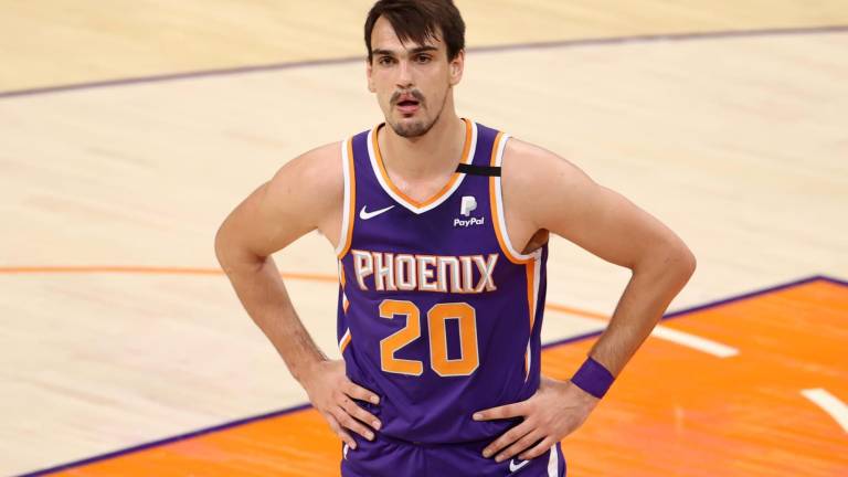 Dario Saric sufre una grave lesión en su rodilla derecha y es baja indefinida en Phoenix Suns