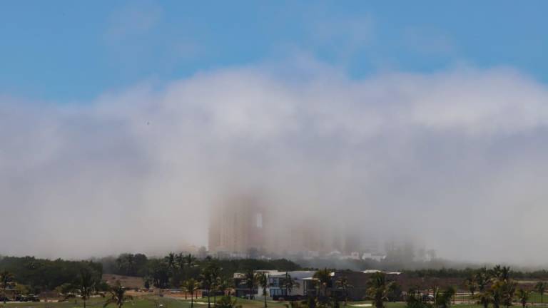 La neblina cubre partes de la zona hotelera de Mazatlán.
