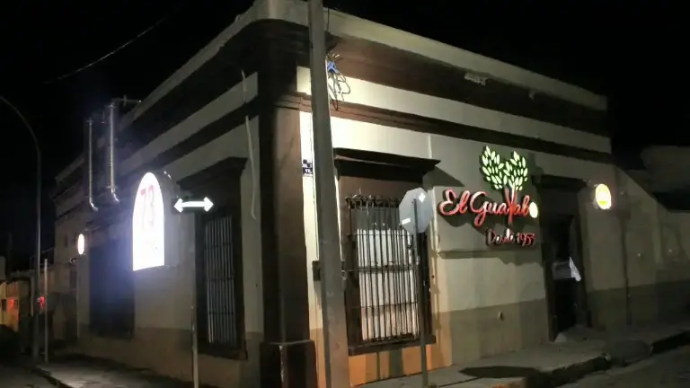El tradicional restaurante El Guayabo, en el Centro de Culiacán, fue suspendido por autoridades municipales.