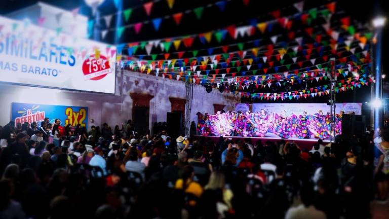 Ciento de personas disfrutaron el espectáculo artístico presentado en el escenario principal.