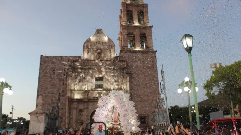 La imagen de la Guadalupana recorrió las calles principales de Rosario.