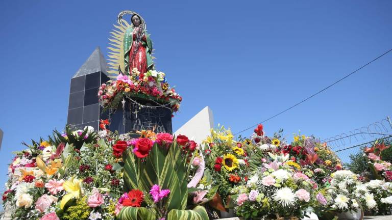 Decenas de arreglos florales son depositados a la Virgen de La Puntilla.