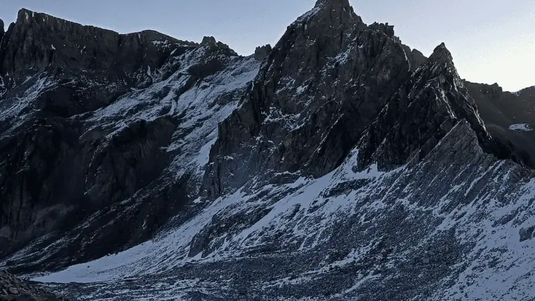 Atardecer sobre la superficie del glaciar Echaurren Norte en abril de 2026.