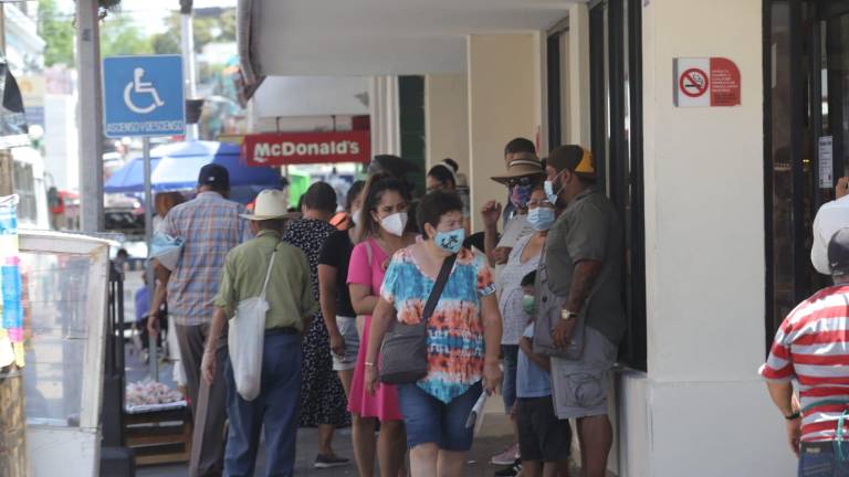 Personas transitando en el primer cuadro de la ciudad.
