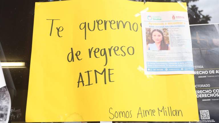Un cartel se mantiene en las instalaciones de la Vicefiscalía de Sinaloa en Mazatlán, en la que reclaman el regreso de la joven Aimé Joanna.