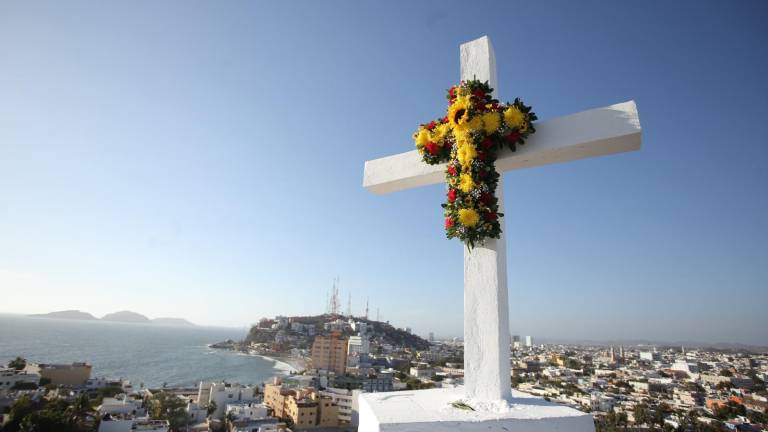 La cruz se encuentra en el Cerro del Vigía.