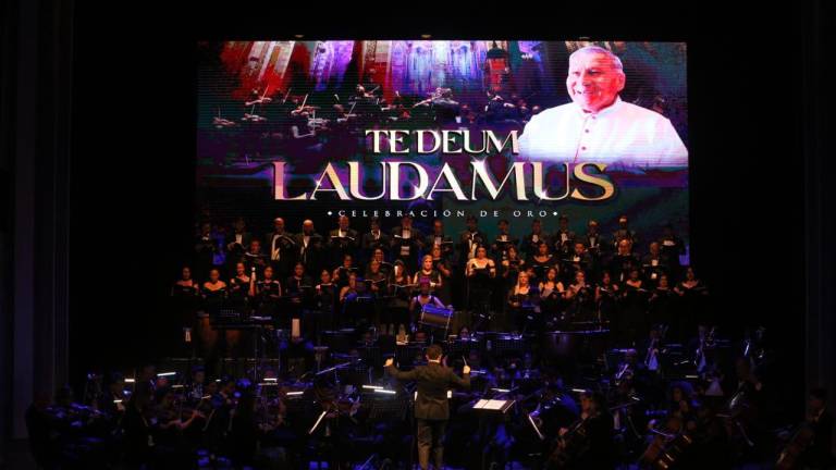 El concierto estuvo a cargo de la Camerata Mazatlán con el Coro Ángela Peralta dirigidos por el director de orquesta Sergio Freeman.