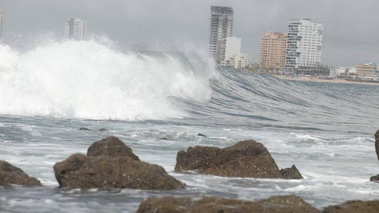 Por su ubicación geográfica la costa de Mazatlán y sur de Sinaloa son particularmente susceptibles a los efectos devastadores de huracanes o ciclones tropicales.