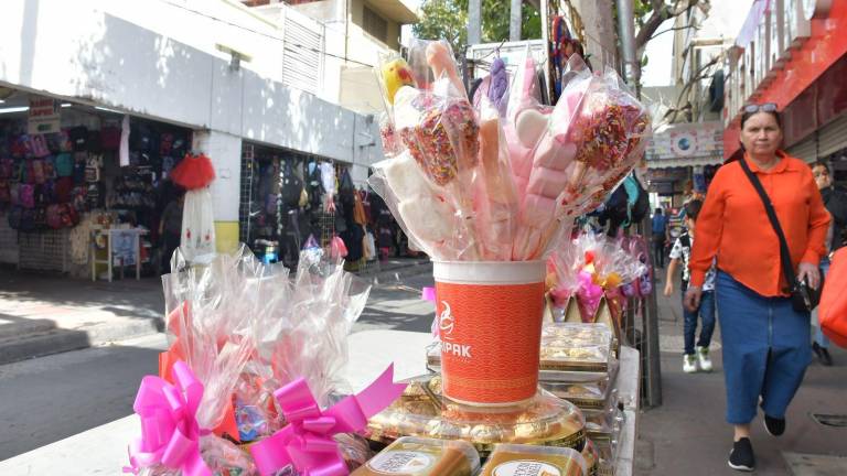 Comerciantes de Culiacán comienzan ventas de San Valentín pese a baja demanda