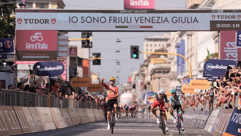 El noruego Fredrik Dversnes resistió hasta el último kilómetro junto a la fuga del día y terminó imponiéndose en el sprint final.