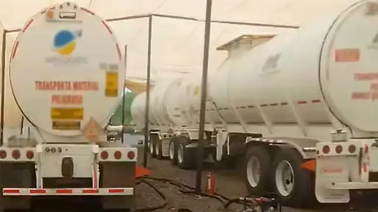 Tres autotanques cisterna y equipo para carga de combustible fueron asegurados en La Urraca Nueva.