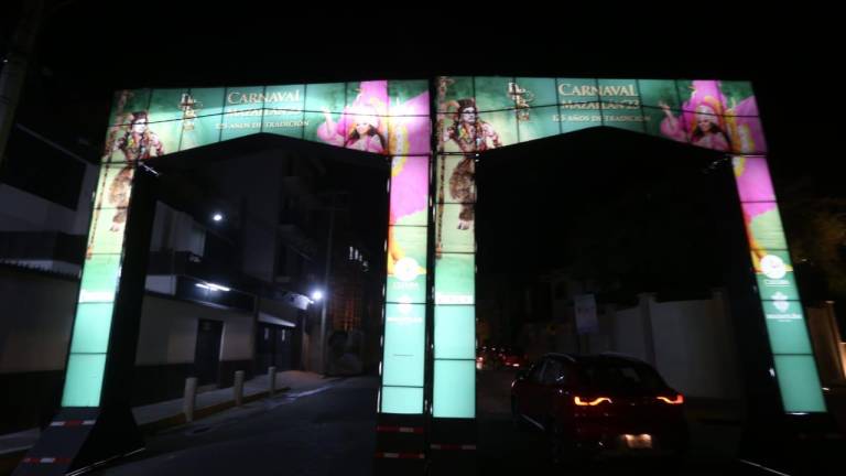 Los arcos de acceso a la zona del Carnaval de Mazatlán ya se están instalando para estar listos para las fiestas dentro de una semana.
