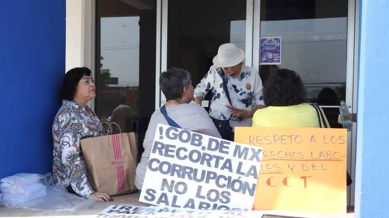 Protesta de trabajadores activos y jubilados de la UAS.