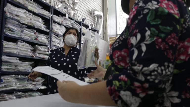 La entrega de los paquetes de útiles y los uniformes fue programada por orden alfabético.