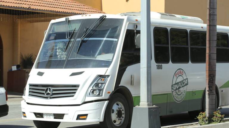 Los interesados tienen qué presentar licencia de chofer y ser mayores de 23 años de edad.