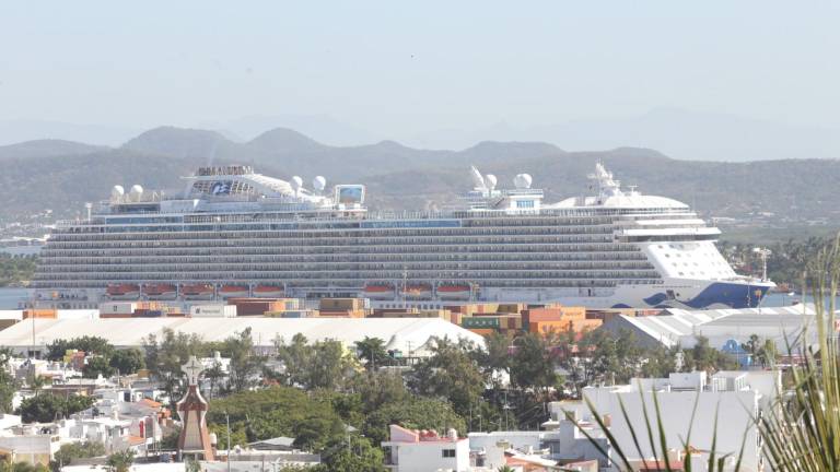Este martes, el crucero Royal Princess arribó a Mazatlán reanimando la economía local.
