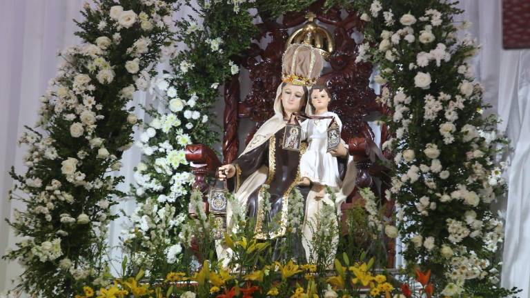 Feligreses celebran a la Virgen del Carmen