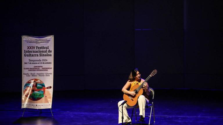 Comparte Andrea González su virtuosismo en la guitarra